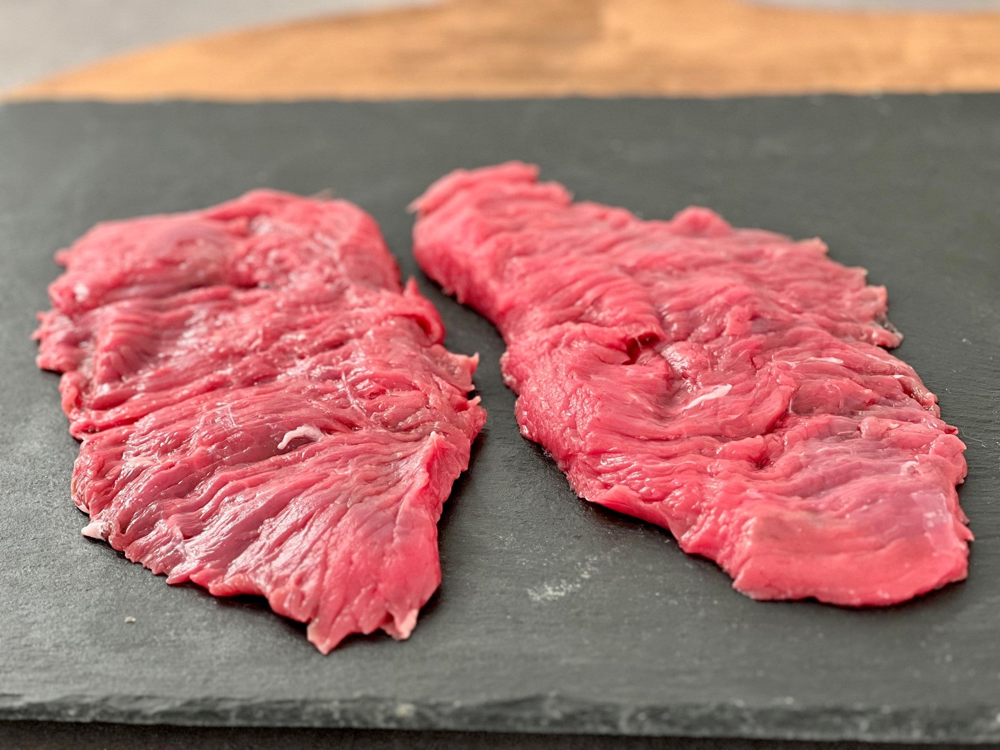 Gros plan sur la texture tendre et persillée de la bavette d'aloyau du GAEC de Fugières
