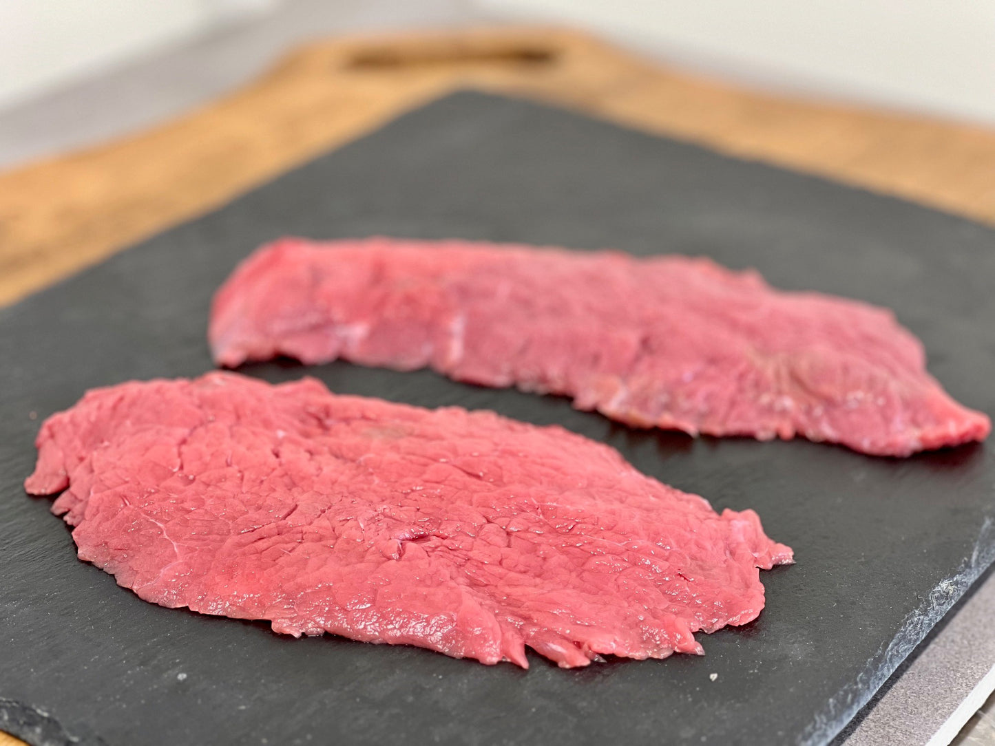 Rumsteck de bœuf découpé en steak – viande rouge maigre, prête à cuisiner