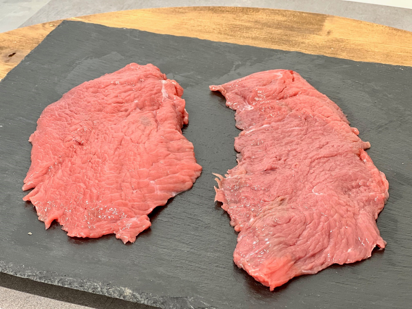 Gros plan sur un steak de rumsteck – viande de qualité, sans nerf, idéale pour cuisson rapide